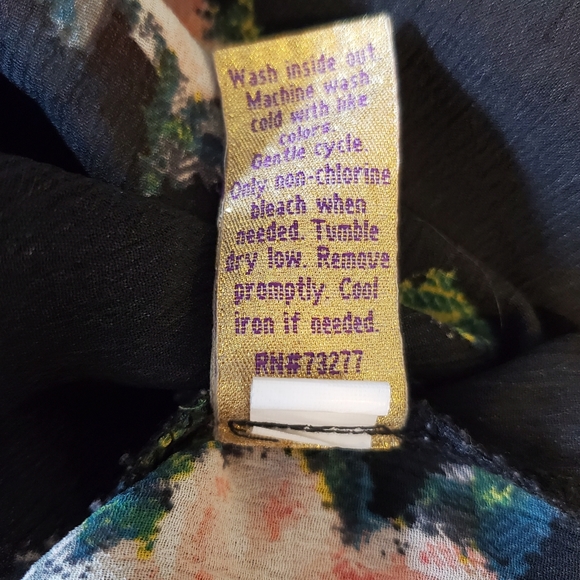 Princess Vera Wang Floral Tie Neck Top - Picture 7 of 7